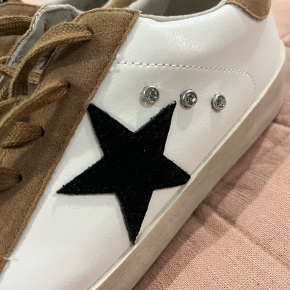 Mi.iM White and Brown Sneakers with Black Star & Hair on toe of shoe - Picture 7 of 10